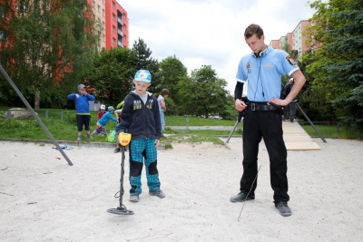 Strážníci si vyzkoušeli detektory kovů